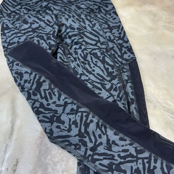 Lululemon Hot To Street Crop Biggie Brushed Animal Coal Black Yoga EUC Size 4 - Picture 4 of 7